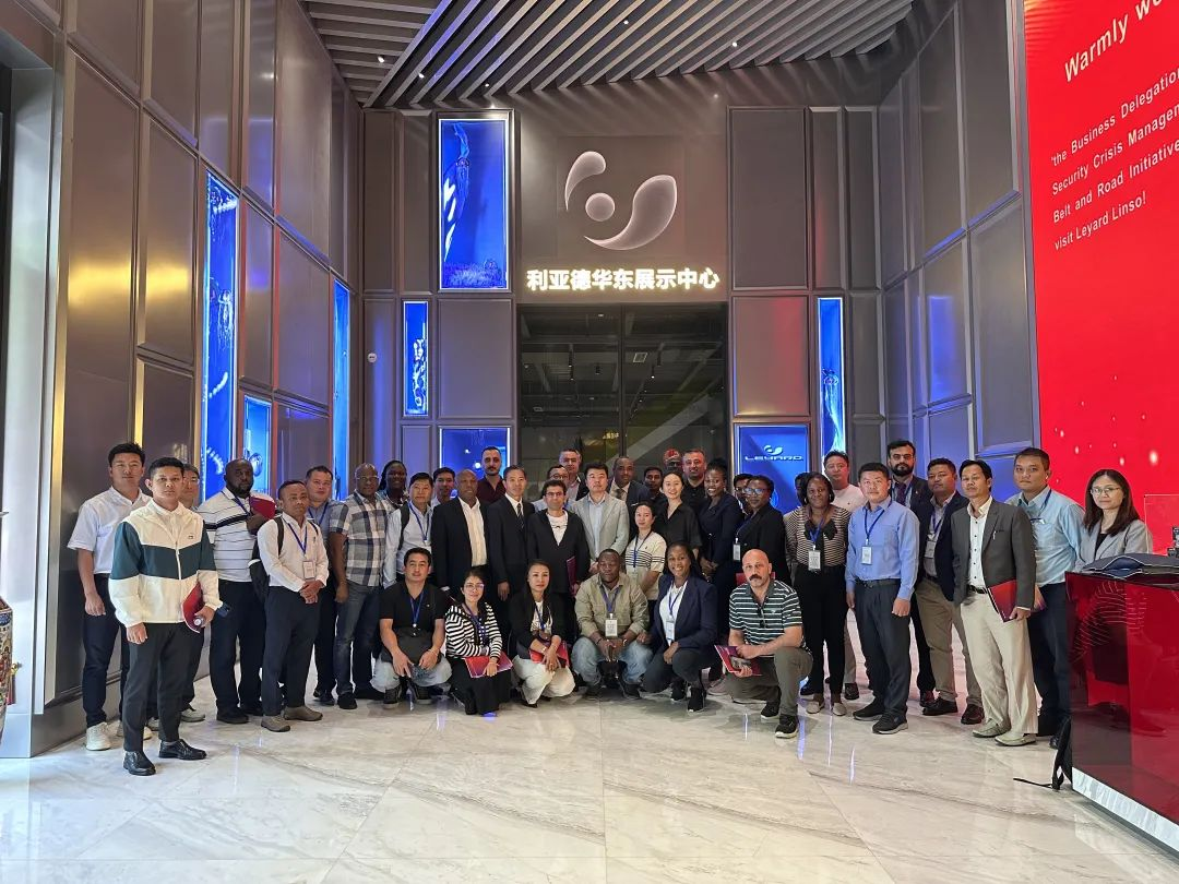 “一带一路”八国航空安保与危机管理商务考察团到访新利luck·蓝硕，共探国际合作新机遇